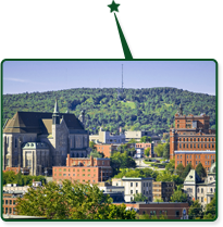 Photo des bâtiments de la Ville de Sherbrooke au Québec entourant le mont Bellevue.