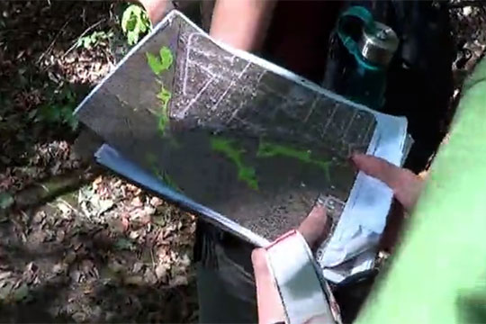 Photo d'un clip vidéo de deux techniciennes en bio écologie nous expliquant l'inventaire faunique dans les parcs de la Ville de Sherbrooke.